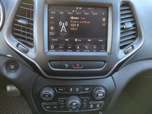 Used 2019 Jeep Cherokee Trailhawk AWD/4WD image 25