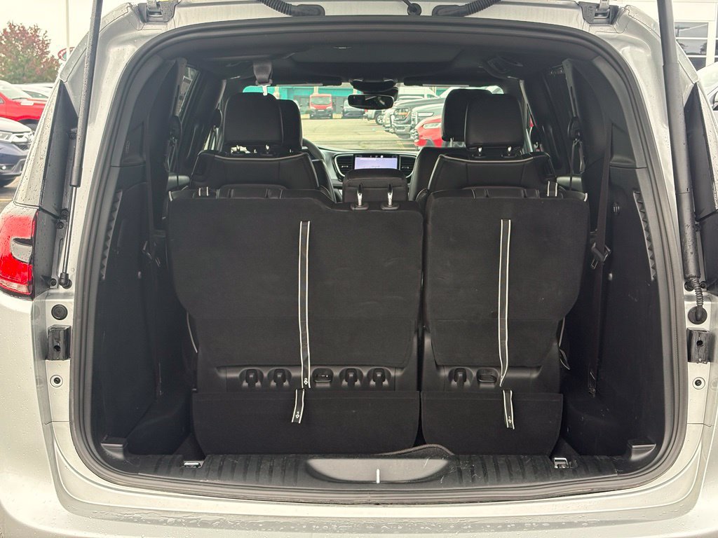 Used 2026 Chrysler Pacifica Limited FWD image 6