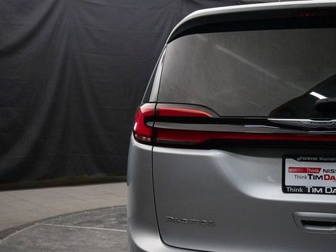 Used 2024 Chrysler Pacifica Touring-L image 12