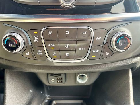 Used 2022 Chevrolet Traverse LT w/ LT Premium Package image 21