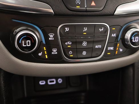 Used 2023 Chevrolet Equinox LT w/ Driver Convenience Package image 7