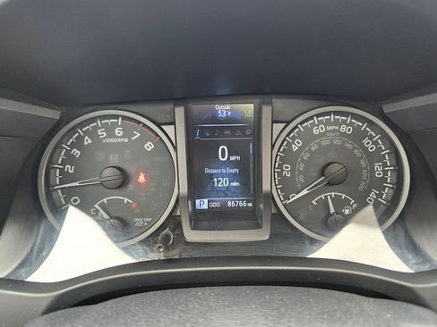Used 2018 Toyota Tacoma TRD Off-Road AWD/4WD image 16