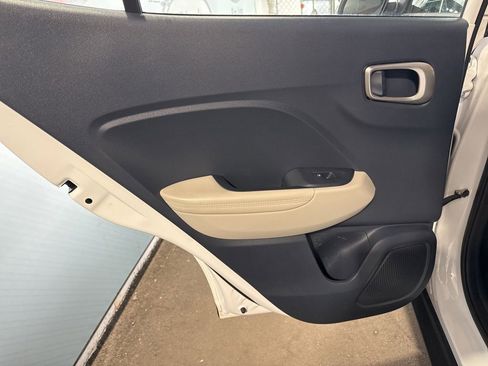 Used 2024 Hyundai Venue Limited FWD image 22