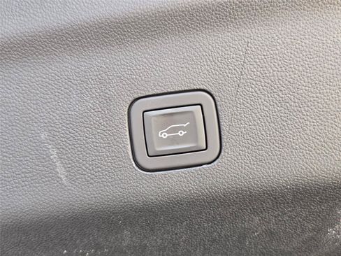 Used 2025 GMC Yukon Denali RWD image 34