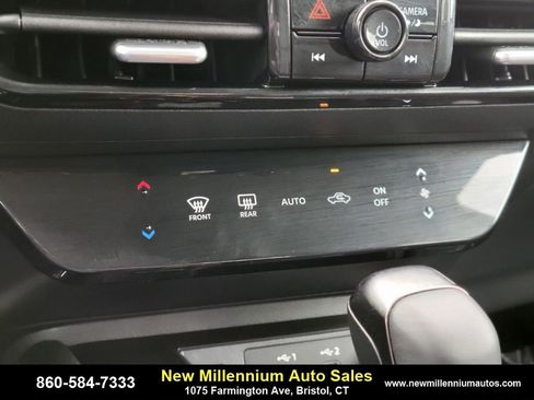 Used 2025 Nissan Kicks SR image 22