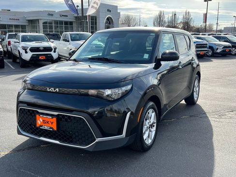 Used 2023 Kia Soul LX w/ Option Group 015 FWD image 2