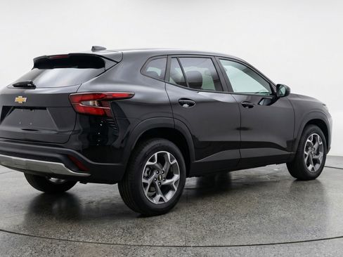 Used 2025 Chevrolet Trax LT FWD image 9