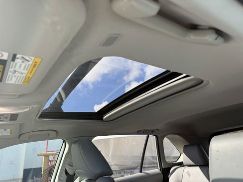 Used 2022 Toyota RAV4 XLE Premium image 38