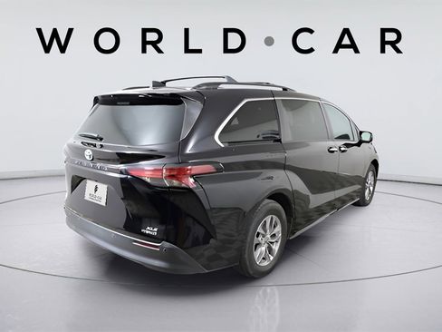 Used 2022 Toyota Sienna XLE image 7