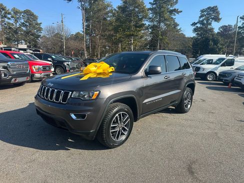 Used 2019 Jeep Grand Cherokee Laredo w/ Laredo X Package image 1