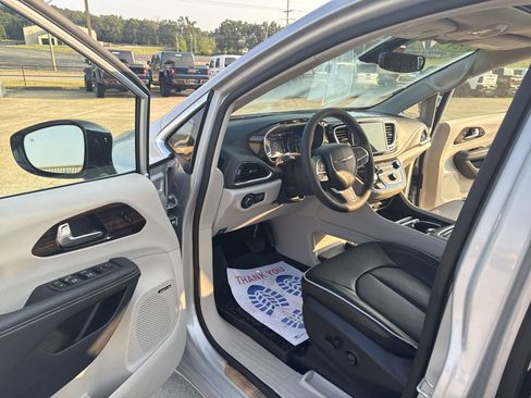 Used 2024 Chrysler Pacifica Limited w/ Uconnect Theater Family Group image 12