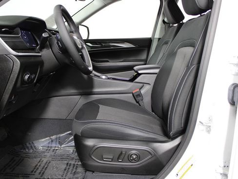 Used 2023 Jeep Grand Cherokee Laredo image 8