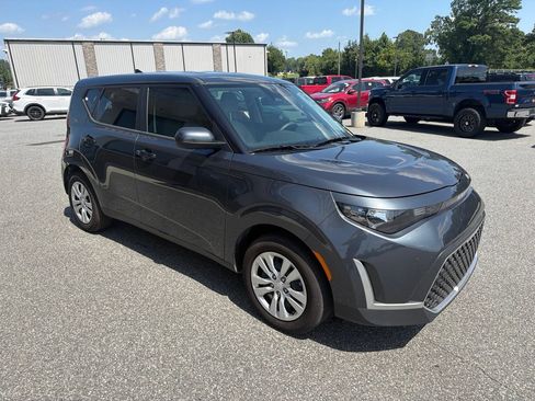 Used 2025 Kia Soul LX FWD image 11