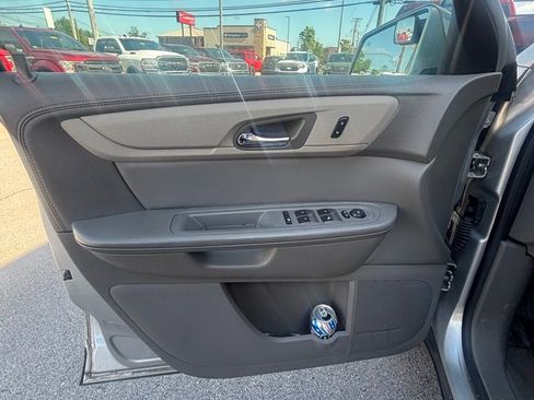 Used 2015 Chevrolet Traverse LT w/ Style and Technology Package FWD image 8