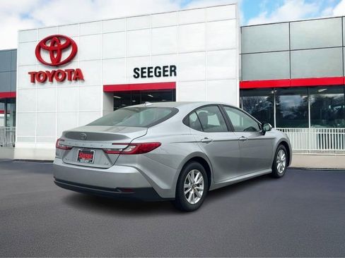 Used 2025 Toyota Camry LE image 3