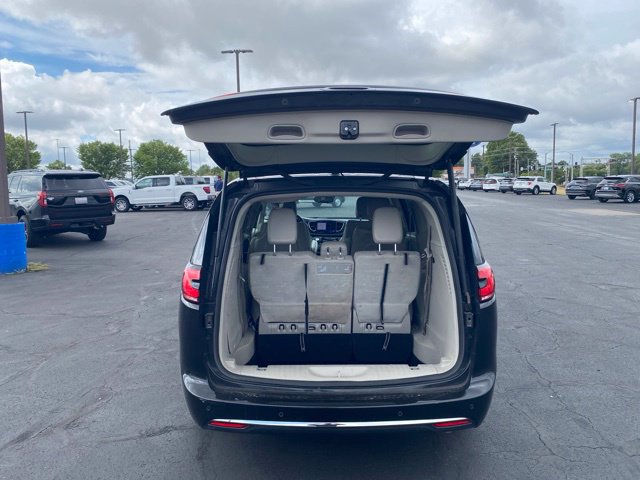 Used 2021 Chrysler Pacifica Touring-L FWD image 5