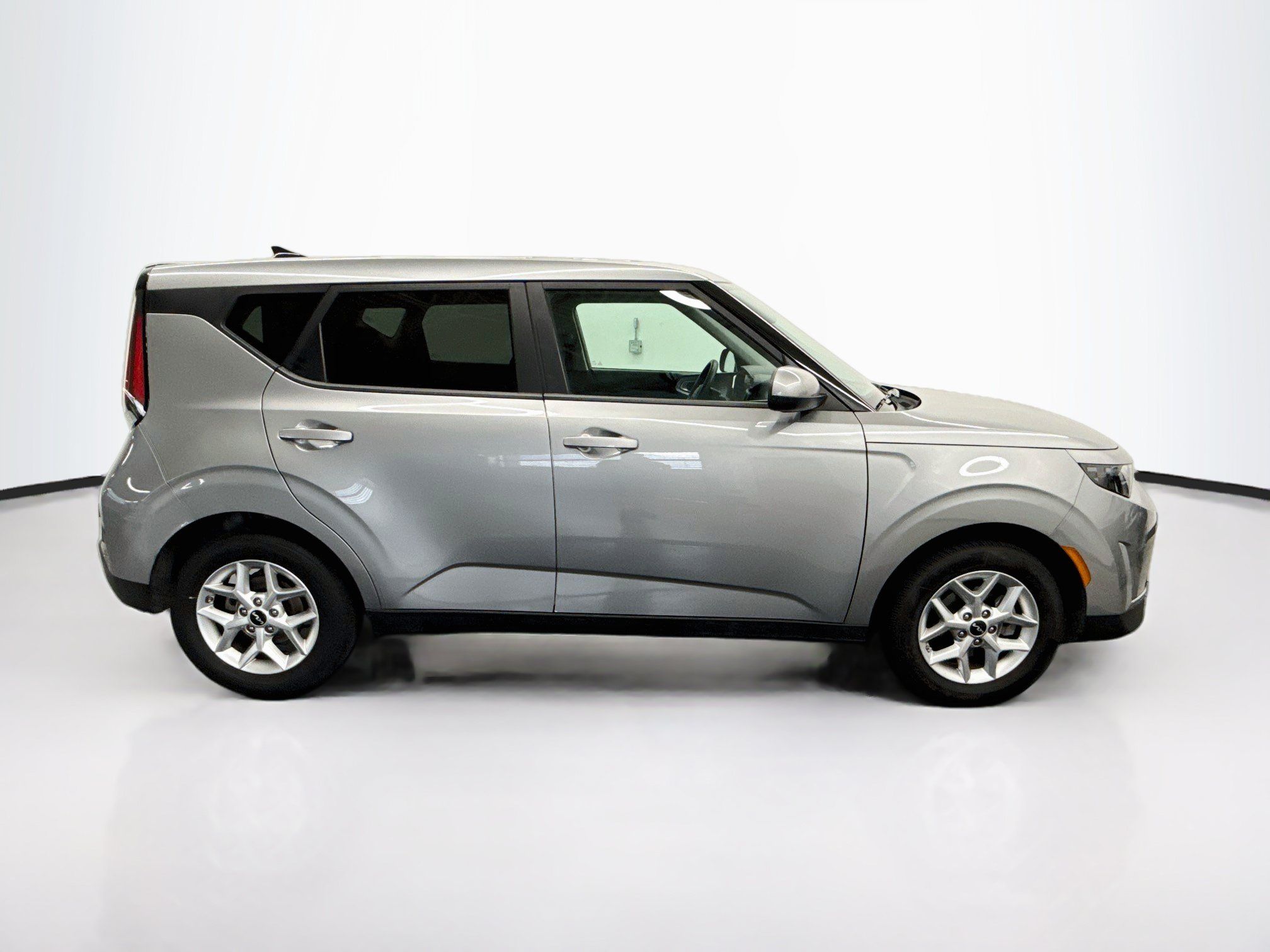 Used 2025 Kia Soul LX w/ LX Technology Package FWD image 10