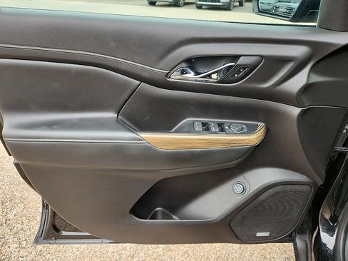 Used 2022 GMC Acadia SLE w/ Driver Convenience Package FWD image 8
