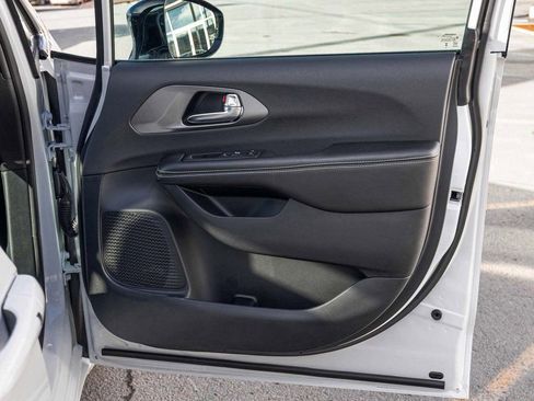 New 2026 Chrysler Pacifica Select image 12