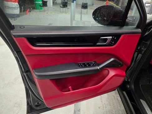Used 2021 Porsche Cayenne S image 9