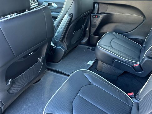 New 2026 Chrysler Pacifica Limited image 14