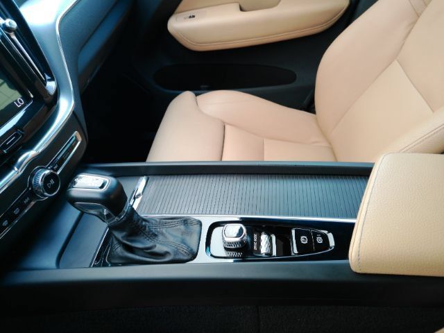 Used 2019 Volvo XC60 T5 Momentum w/ Premium Package FWD image 41