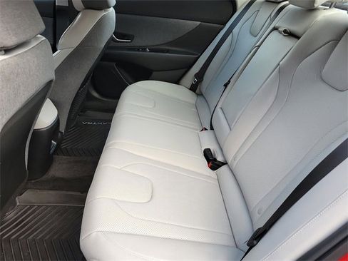 Used 2025 Hyundai Elantra Limited image 12