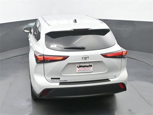 Used 2022 Toyota Highlander LE image 32