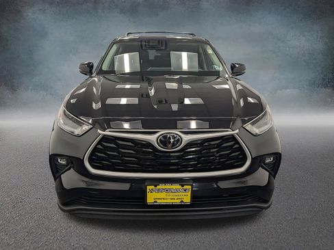 Used 2022 Toyota Highlander LE AWD/4WD image 2