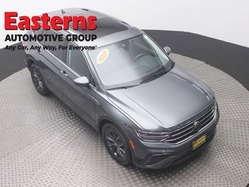 Used 2022 Volkswagen Tiguan SE w/ Panoramic Sunroof Package image 3