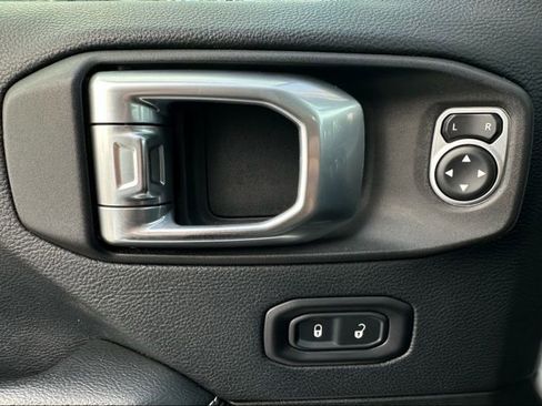 Used 2018 Jeep Wrangler Unlimited Sahara image 15