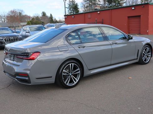 Used 2022 BMW 750i xDrive w/ Luxury Rear Seating Package image 5