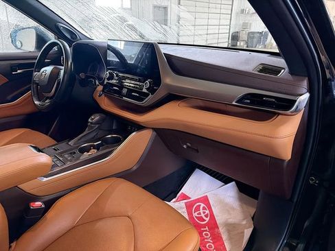 Used 2022 Toyota Highlander Platinum image 12