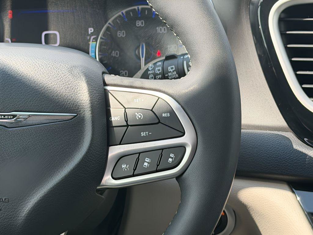 Used 2023 Chrysler Pacifica Touring-L FWD image 12