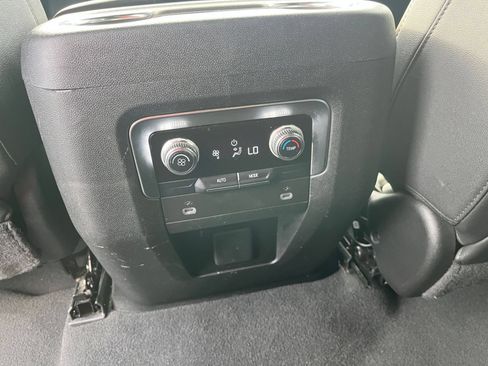 Used 2024 GMC Yukon SLT RWD image 25