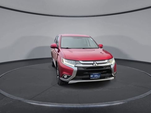 Used 2017 Mitsubishi Outlander SE image 2