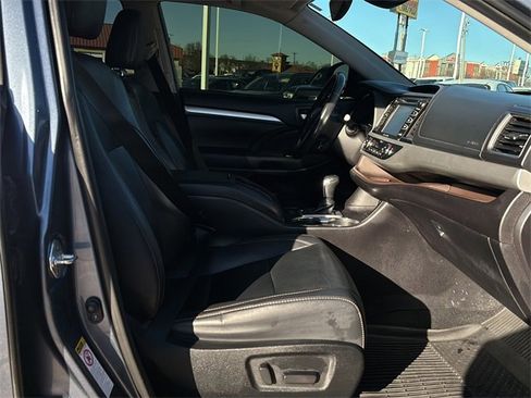 Used 2019 Toyota Highlander XLE image 11