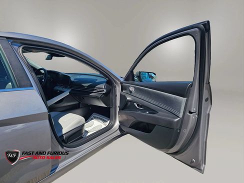 Used 2025 Hyundai Elantra Limited FWD image 11