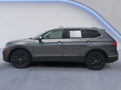 Used 2024 Volkswagen Tiguan SE w/ Panoramic Sunroof Package FWD image 2