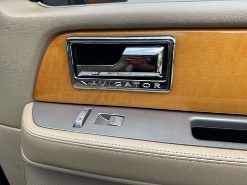 Used 2010 Lincoln Navigator 2WD image 16