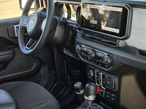 Used 2025 Jeep Gladiator Sport AWD/4WD image 31