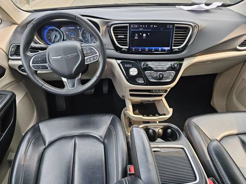 Used 2023 Chrysler Pacifica Touring-L FWD image 19