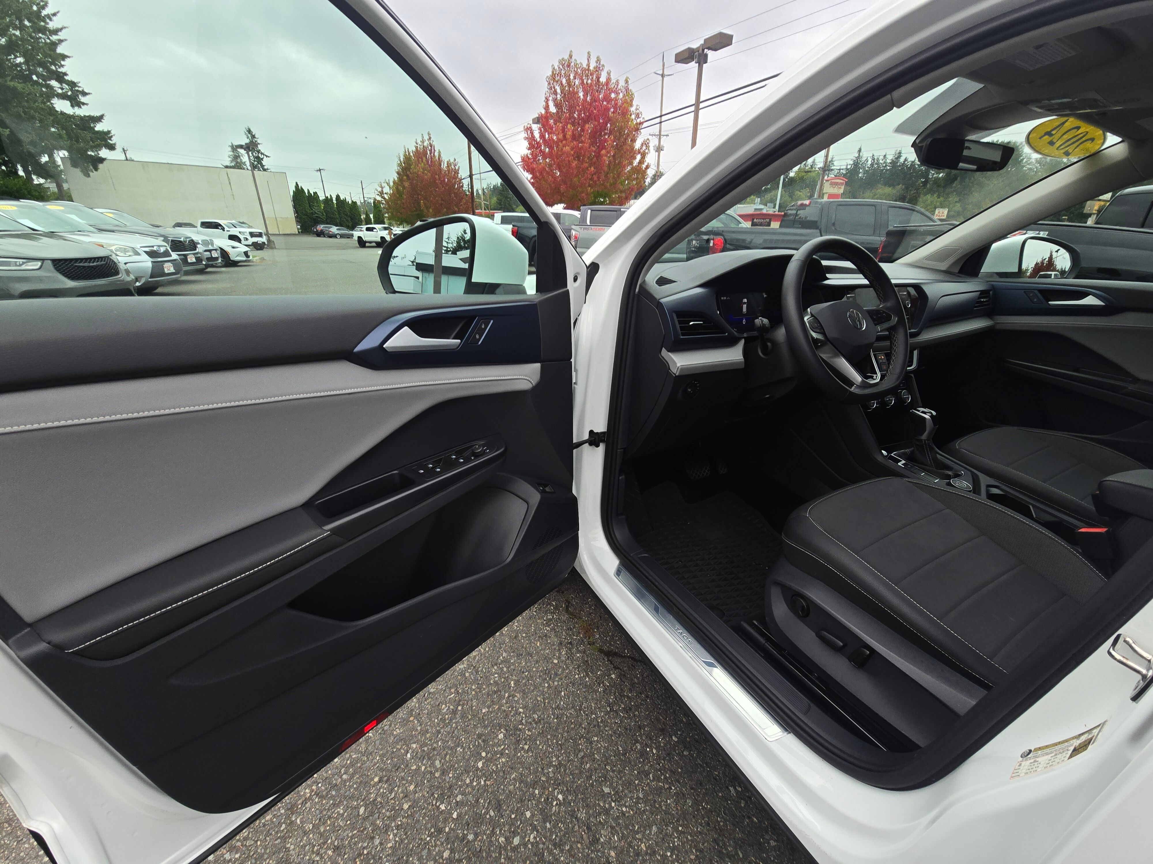 Used 2024 Volkswagen Taos SE w/ Panoramic Sunroof Package AWD/4WD image 20