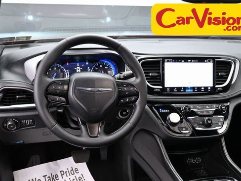 Used 2025 Chrysler Pacifica Limited image 33