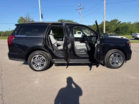 Used 2025 Ford Expedition Active AWD/4WD image 8