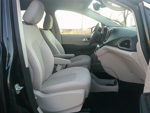 Used 2017 Chrysler Pacifica Touring Plus FWD image 16