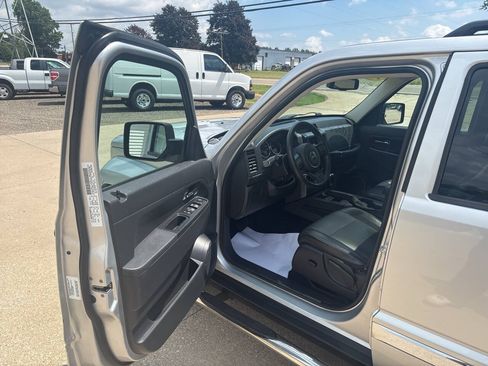 Used 2012 Jeep Liberty Sport AWD/4WD image 10