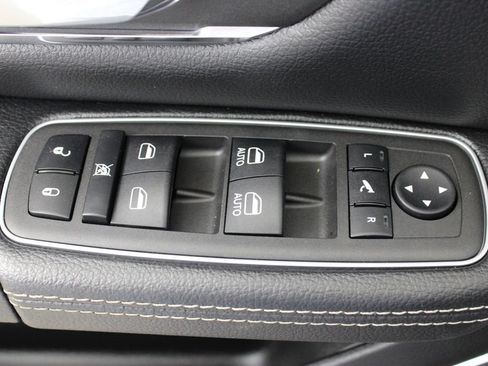 Used 2024 RAM 1500 Laramie AWD/4WD image 18