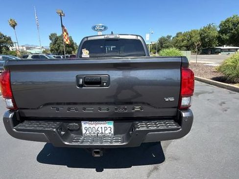 Used 2018 Toyota Tacoma TRD Off-Road w/ Technology Package AWD/4WD image 5