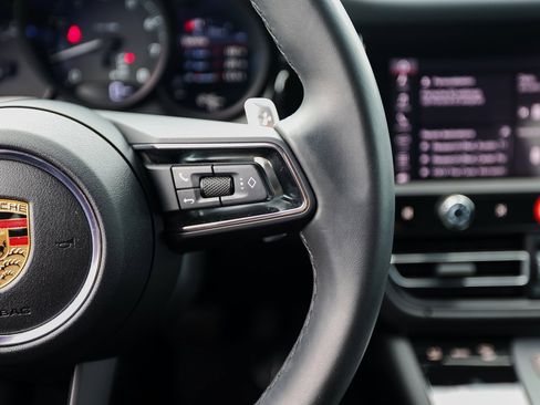 Certified 2025 Porsche Macan image 16